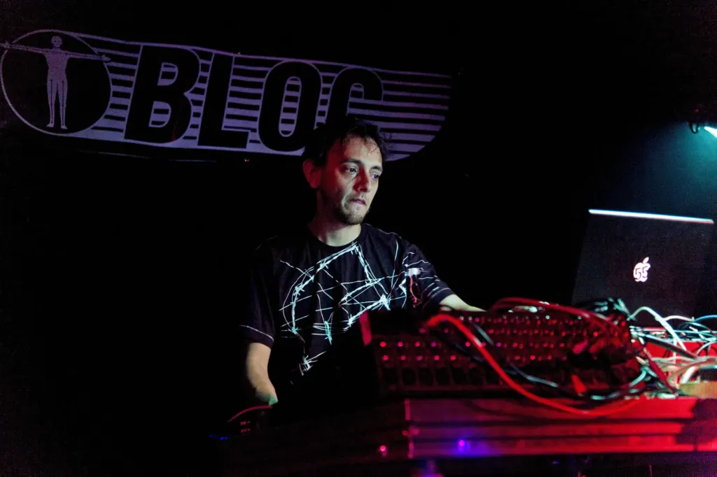 Bloc Weekend 2008 — documentary, event and music photograph in Hemsby-on-Sea, Norfolk, UK, frame 29 of 151.
